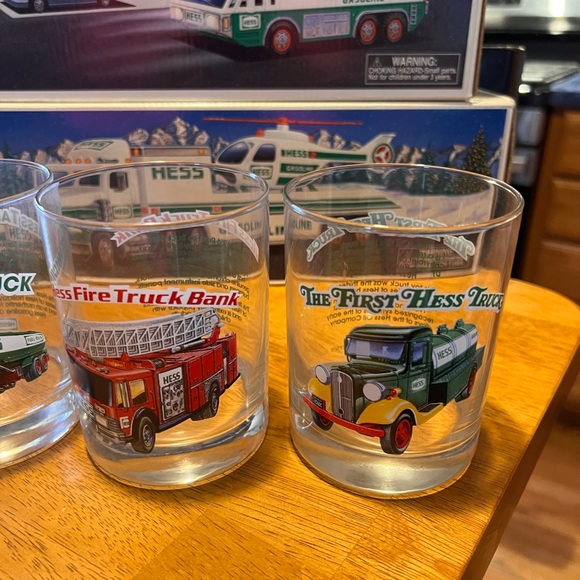4 MIB 1990s Hess Trucks Bundle plus Set of 1996 Hess Truck Glasses, Mint - Picture 6 of 15